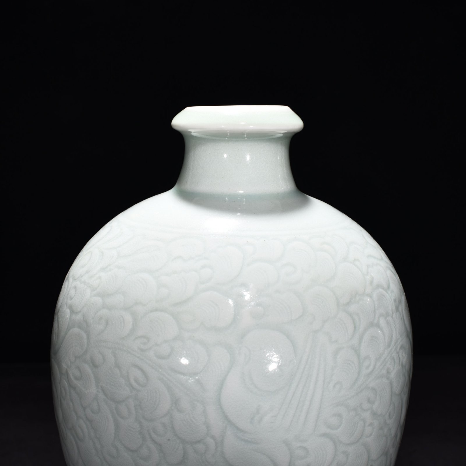 Song Dynasty Hutian Kiln Shadow Blue and White Porcelain Plum Vase