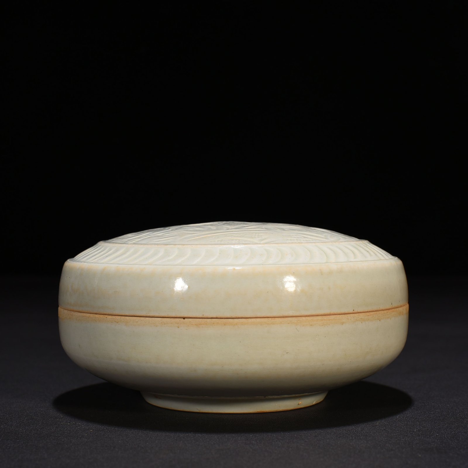 Song Dynasty Hutian kiln shadow celadon engraved flower pattern powder box