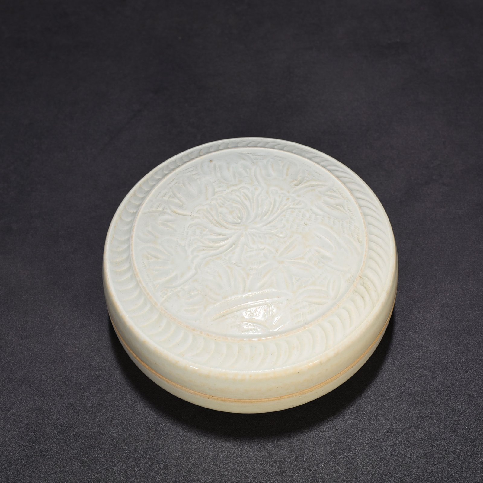 Song Dynasty Hutian kiln shadow celadon engraved flower pattern powder box