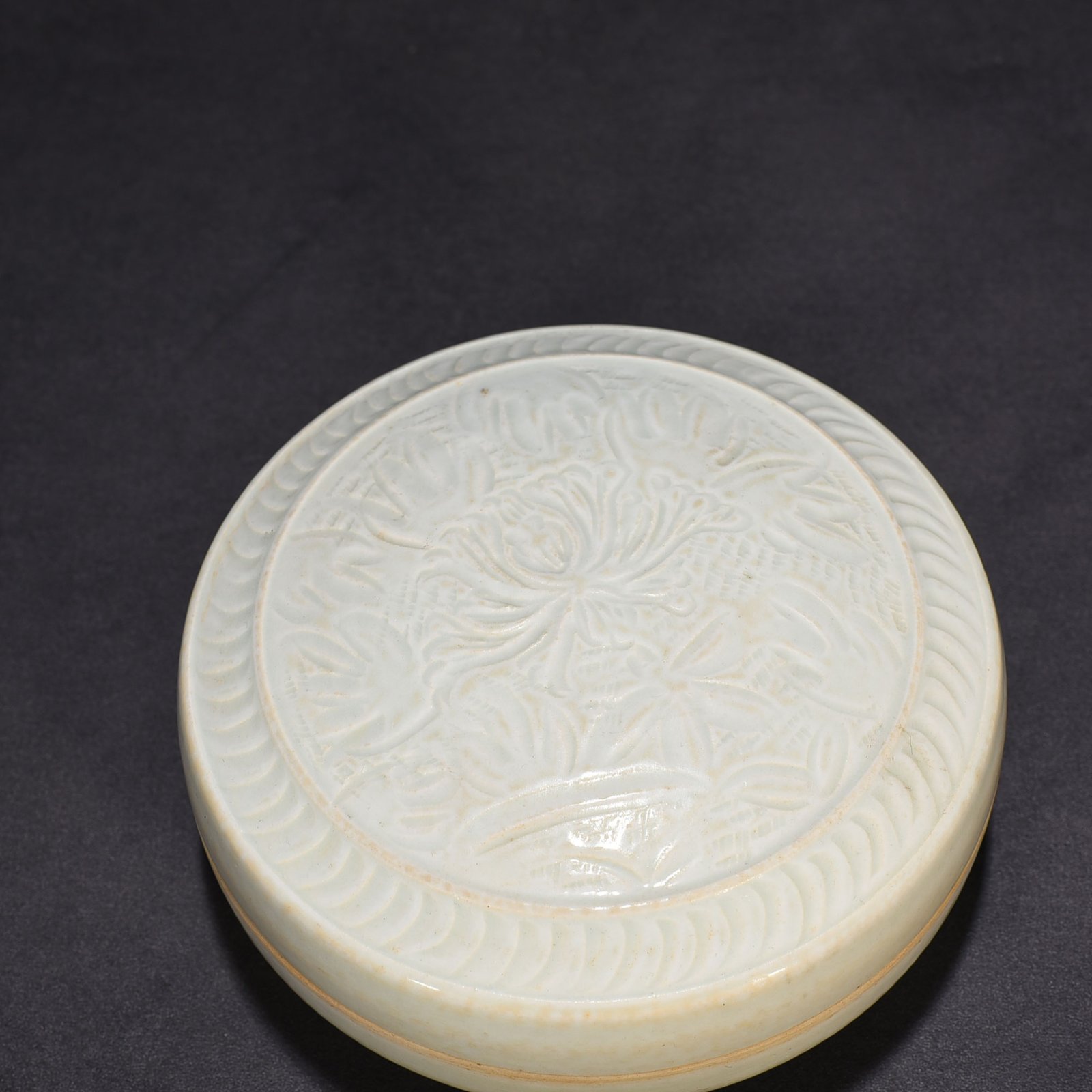 Song Dynasty Hutian kiln shadow celadon engraved flower pattern powder box
