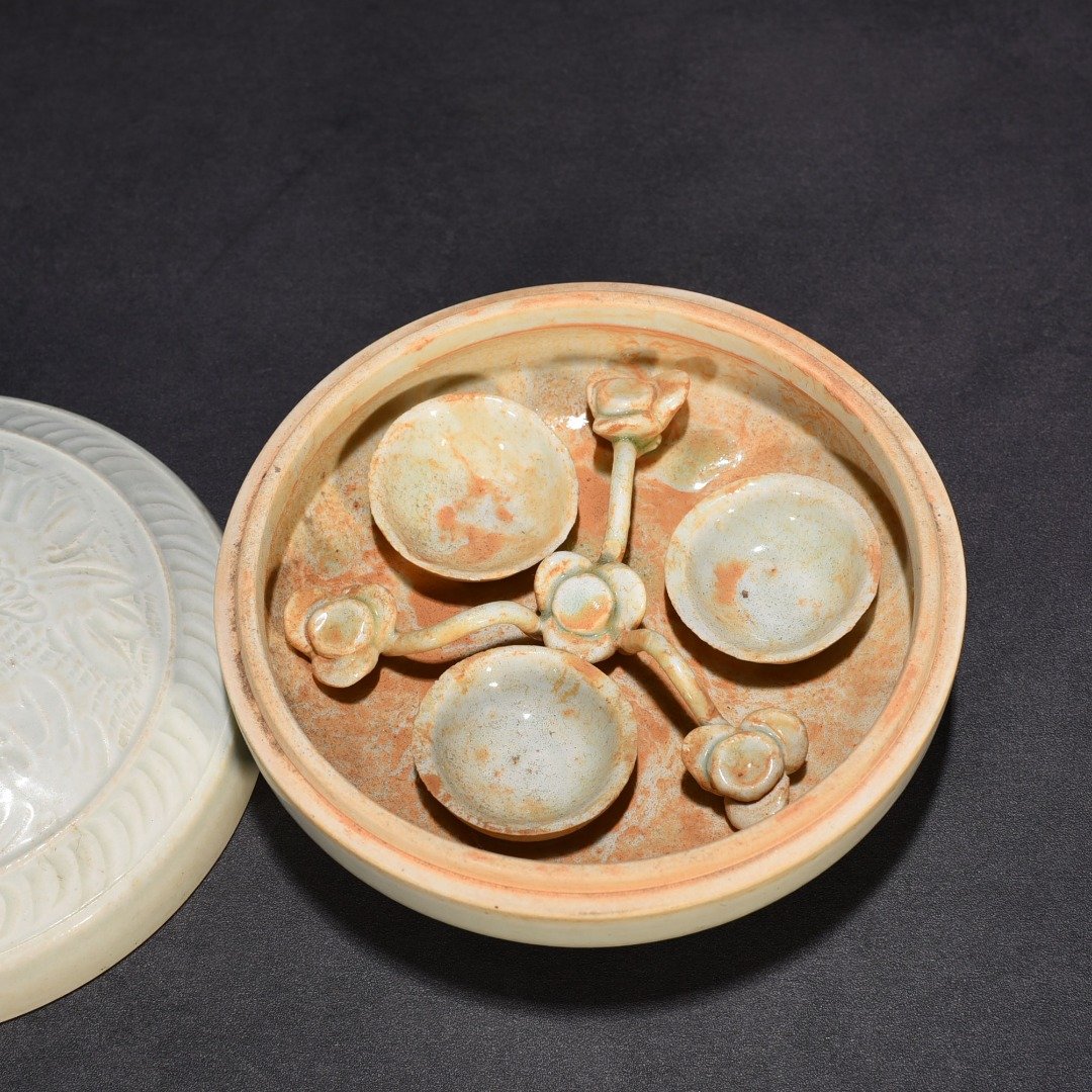 Song Dynasty Hutian kiln shadow celadon engraved flower pattern powder box