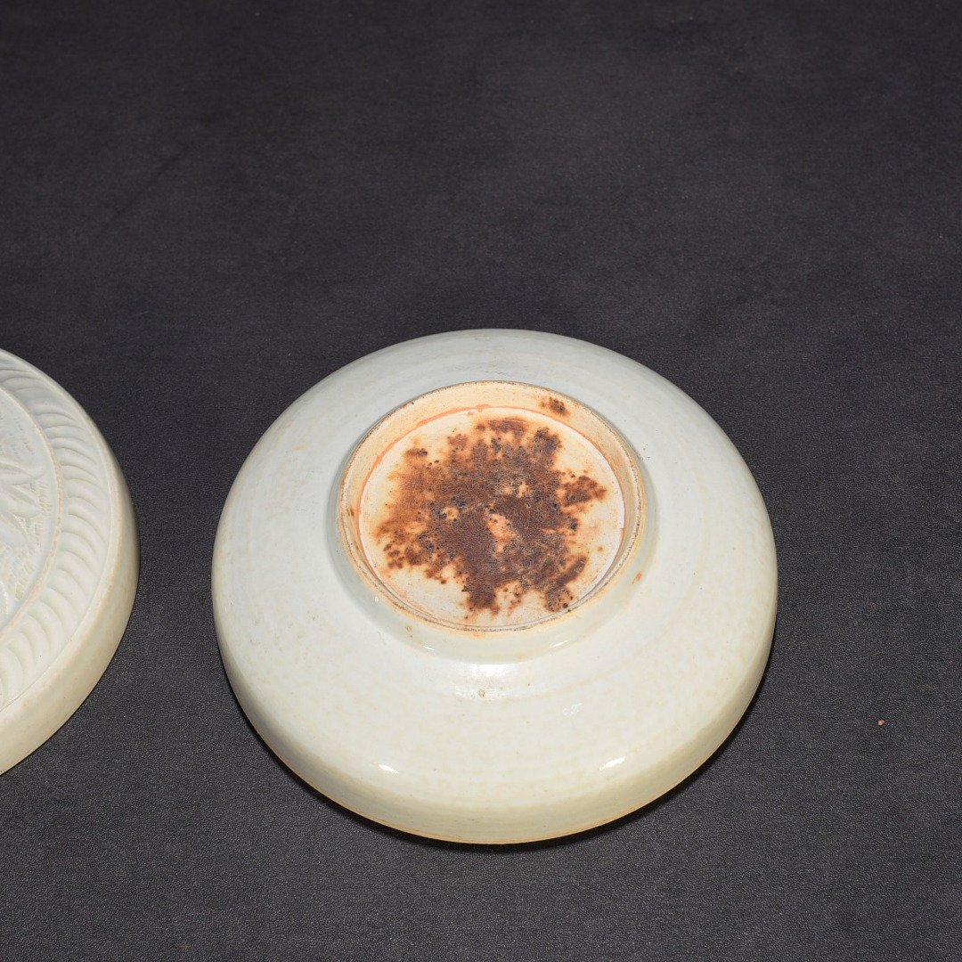 Song Dynasty Hutian kiln shadow celadon engraved flower pattern powder box