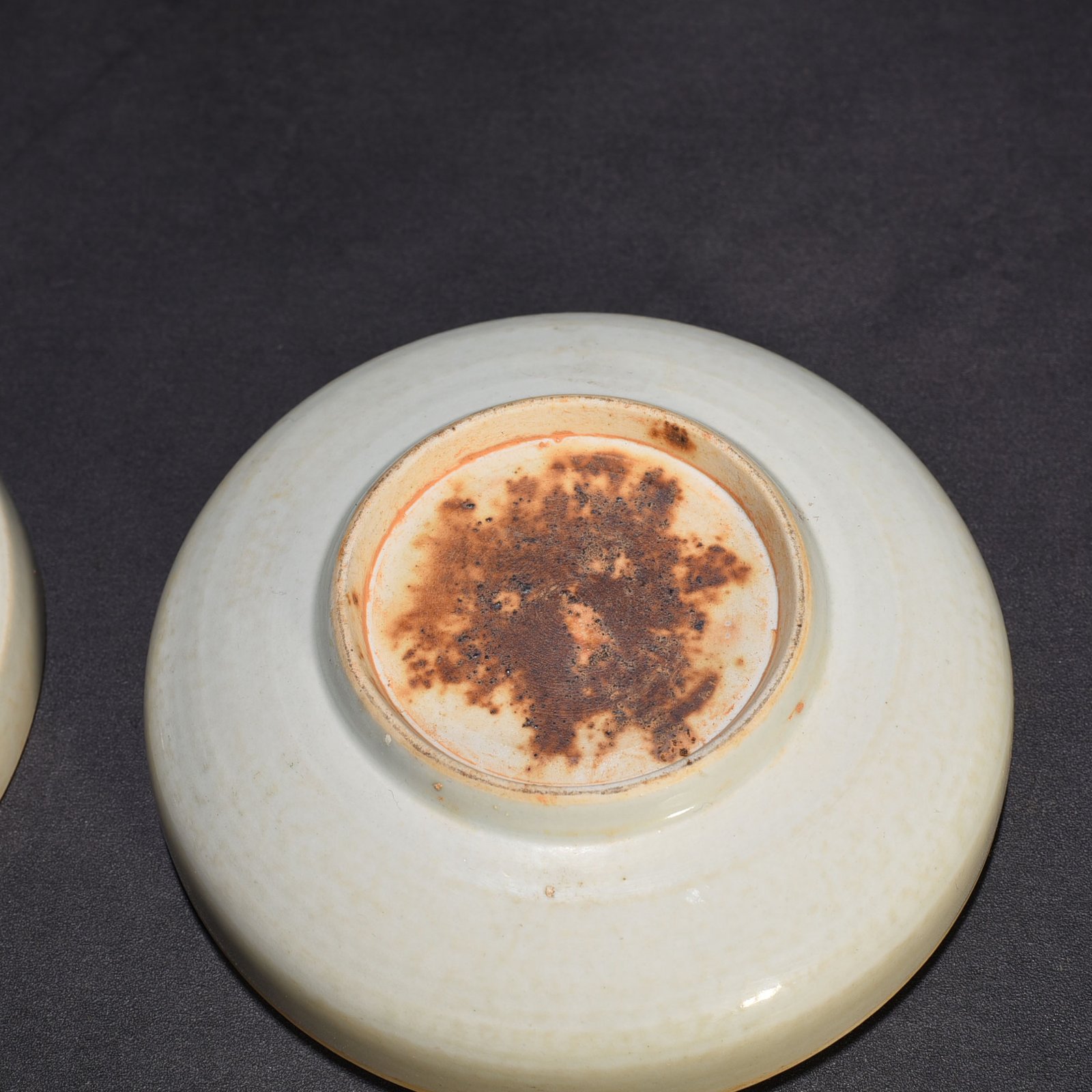 Song Dynasty Hutian kiln shadow celadon engraved flower pattern powder box
