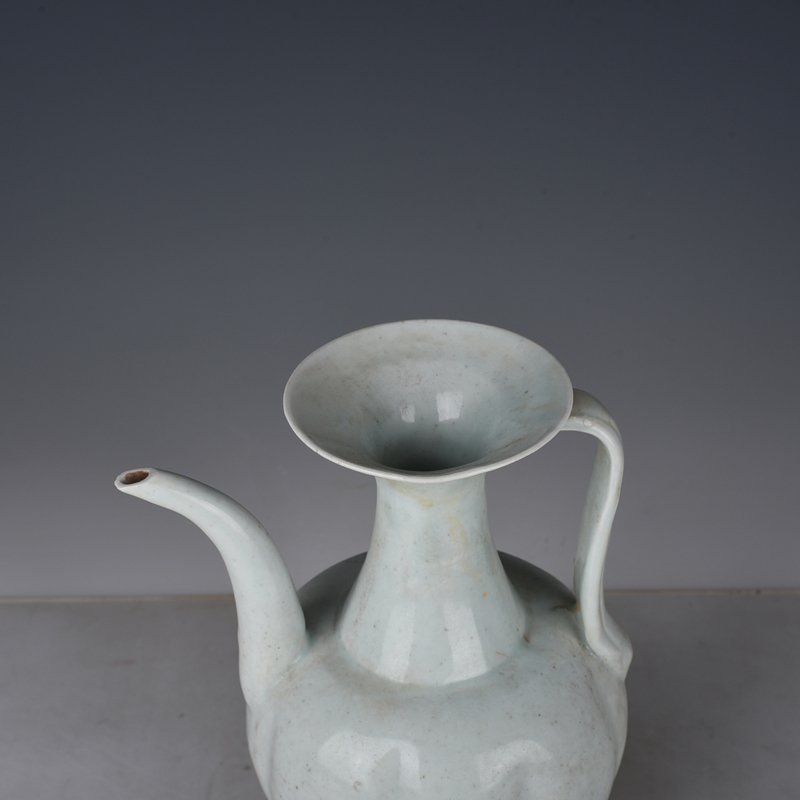 Song Dynasty Hutian kiln shadow green glaze melon edge ewer
