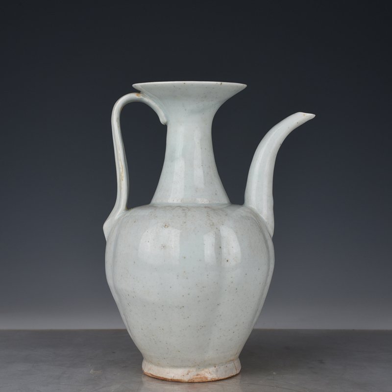 Song Dynasty Hutian kiln shadow green glaze melon edge ewer