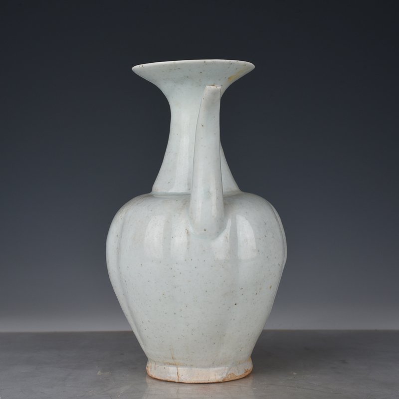 Song Dynasty Hutian kiln shadow green glaze melon edge ewer