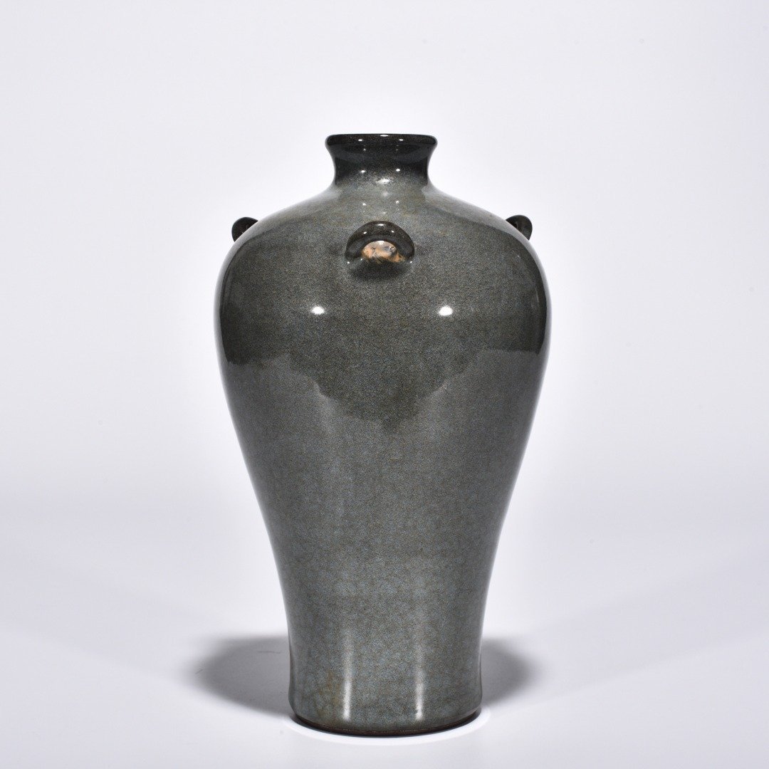 Song Dynasty Xikou official kiln three-series plum vase