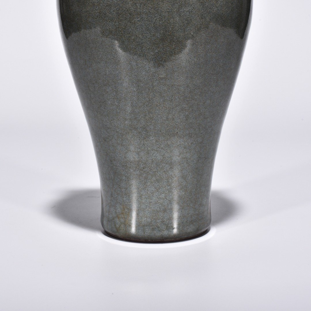 Song Dynasty Xikou official kiln three-series plum vase