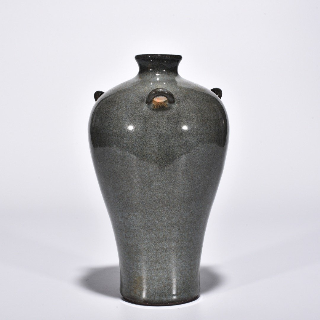 Song Dynasty Xikou official kiln three-series plum vase