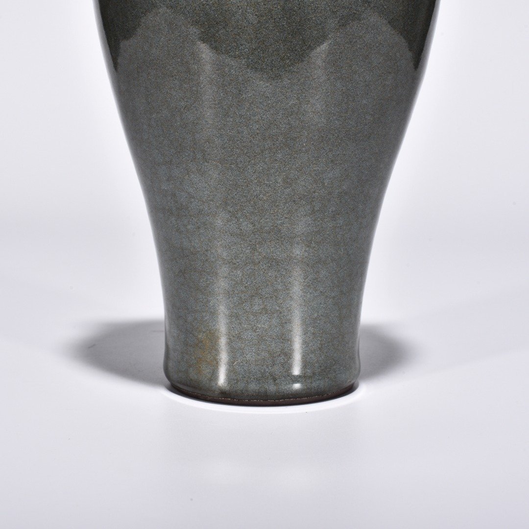Song Dynasty Xikou official kiln three-series plum vase