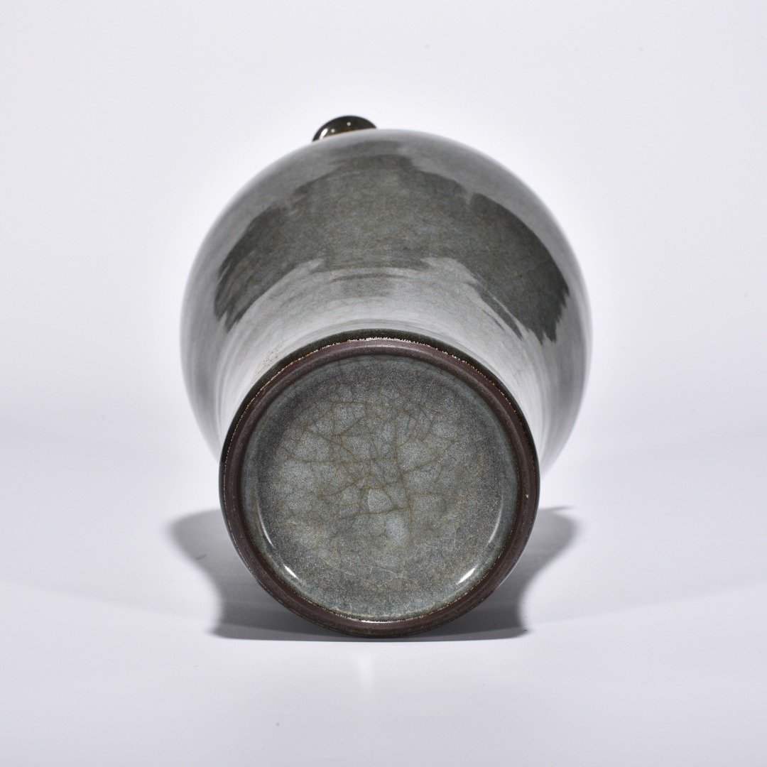Song Dynasty Xikou official kiln three-series plum vase