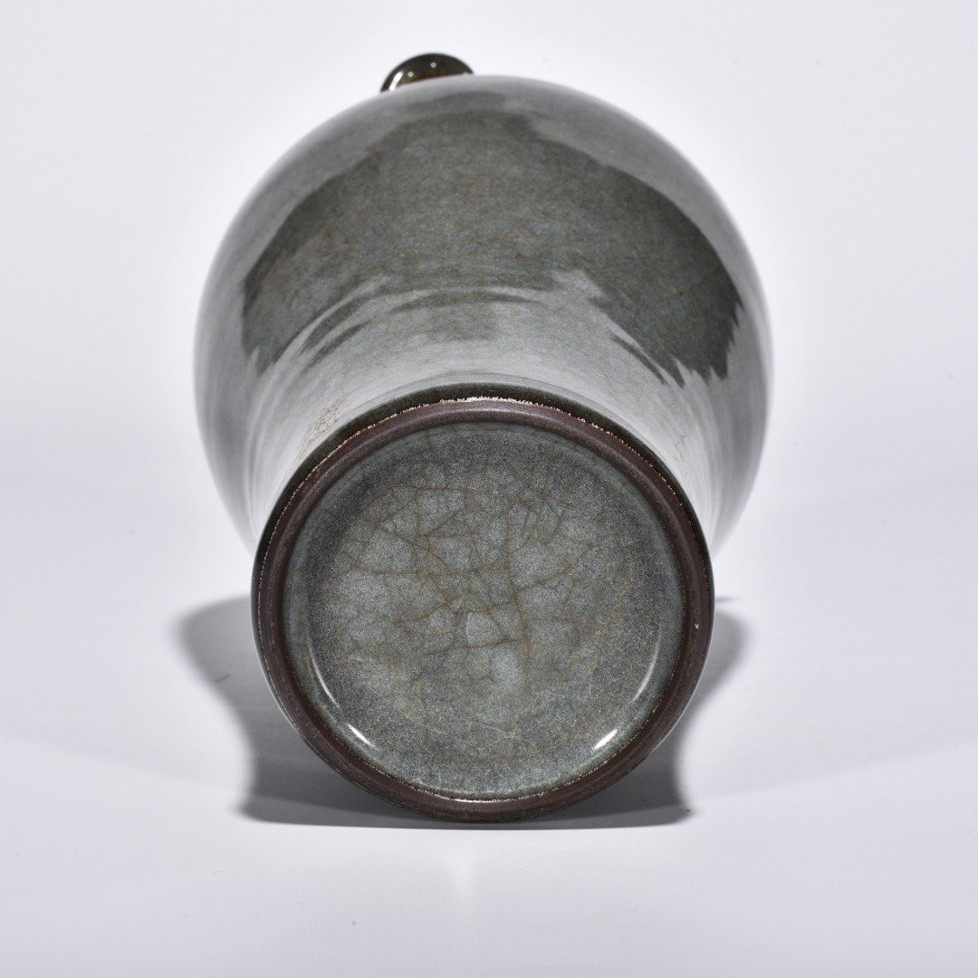 Song Dynasty Xikou official kiln three-series plum vase