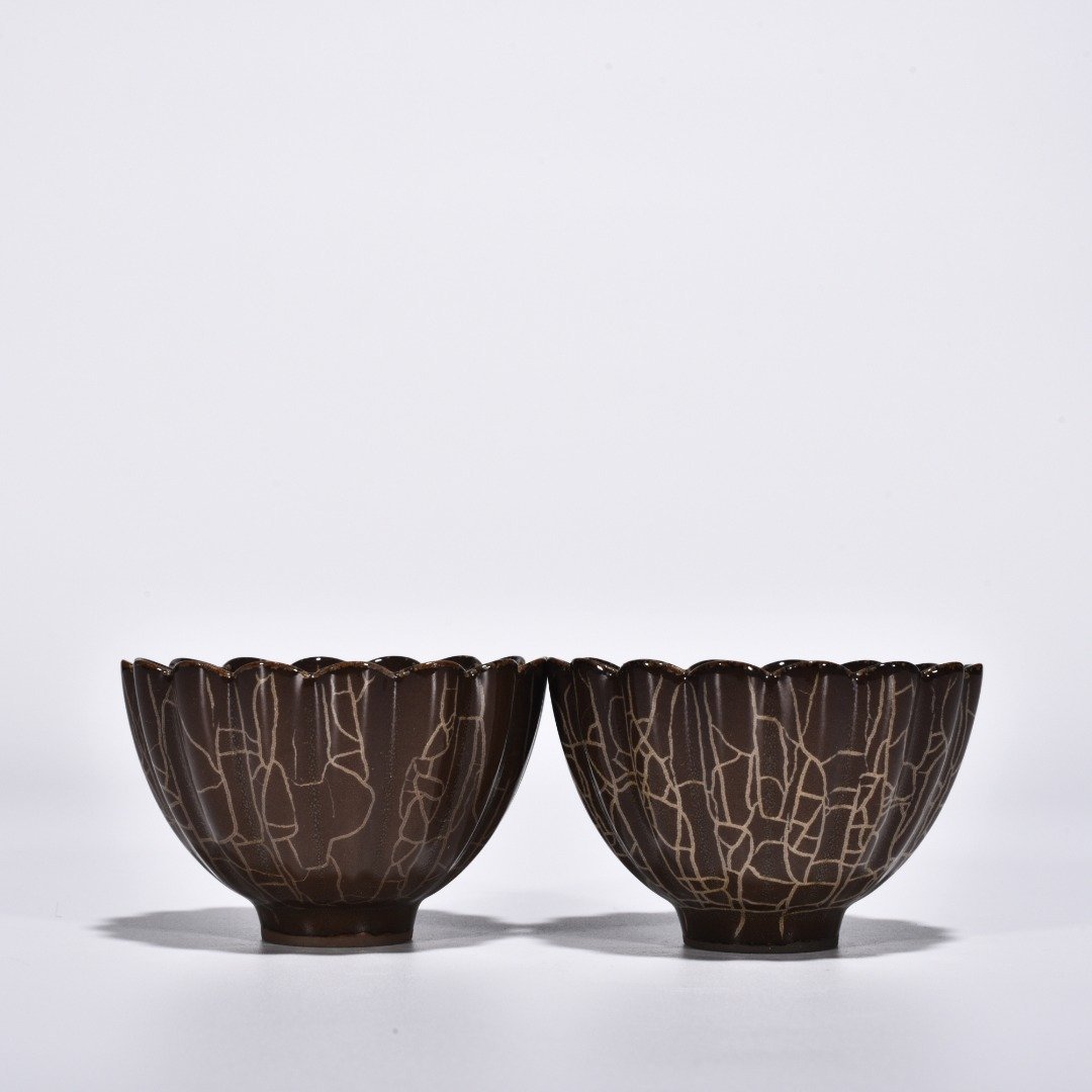 Song Dynasty Xikou official kiln scraped chrysanthemum petal cup