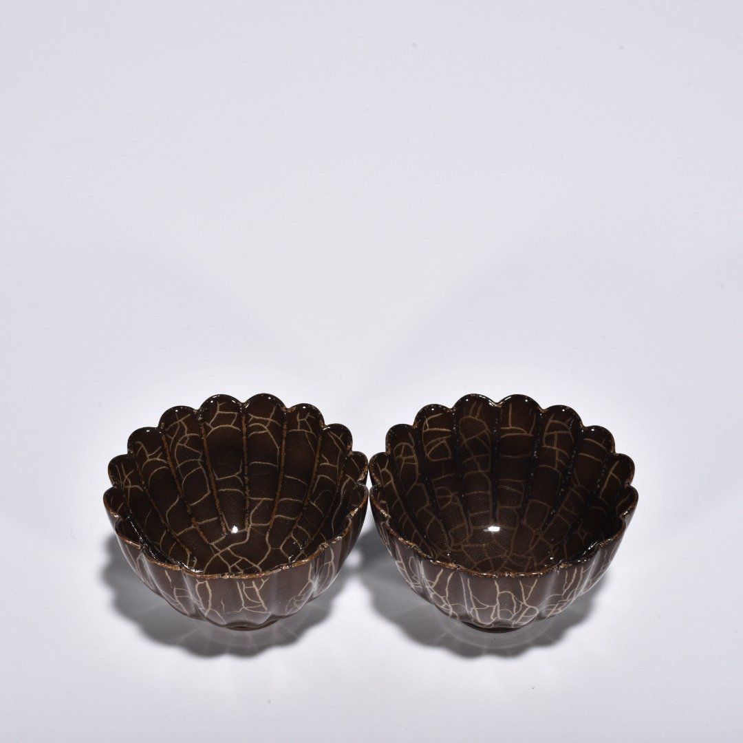 Song Dynasty Xikou official kiln scraped chrysanthemum petal cup