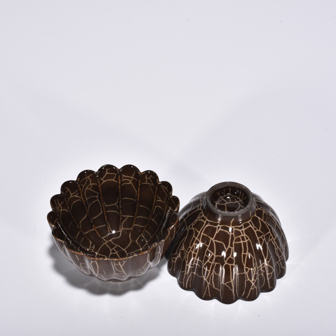 Song Dynasty Xikou official kiln scraped chrysanthemum petal cup