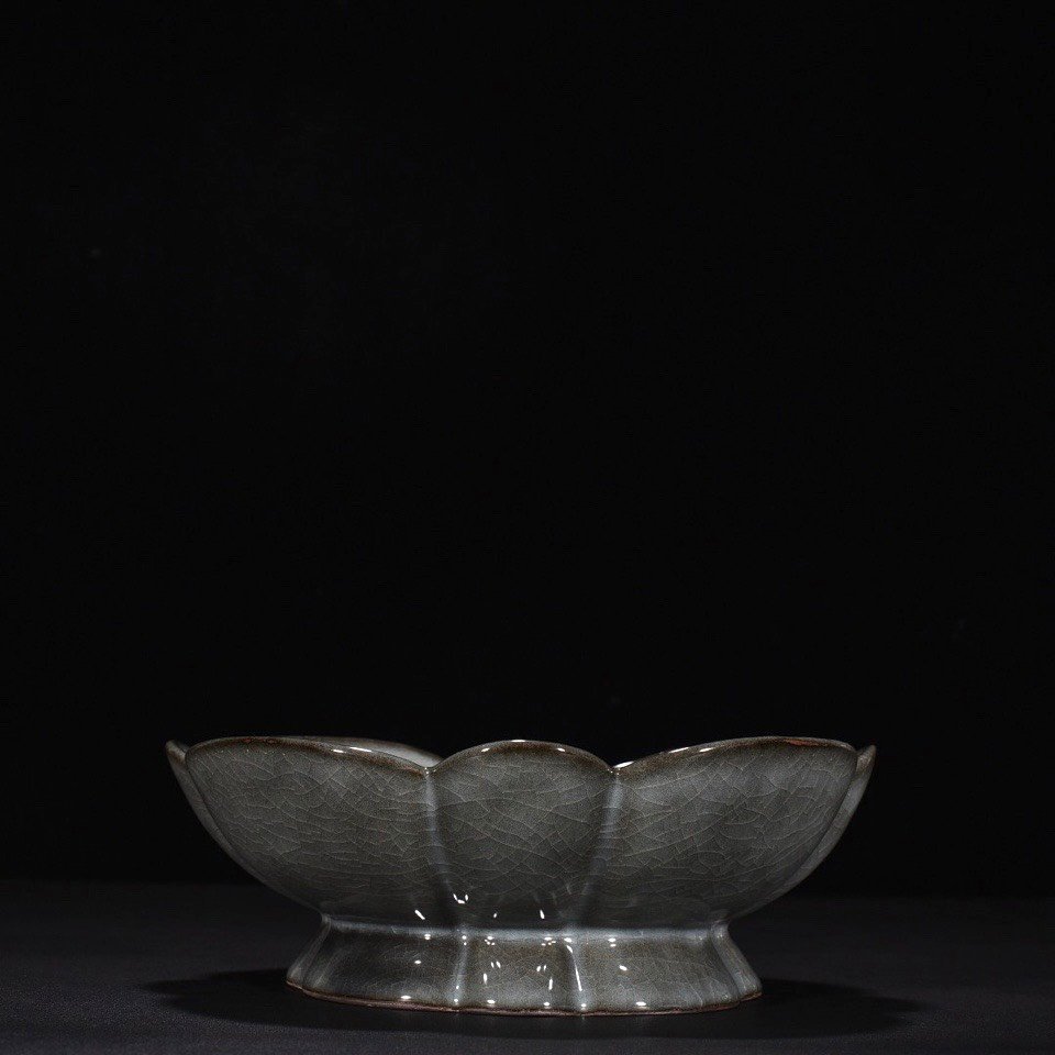 Song Dynasty xikou Guan Kiln Kuikou high-footed fruit plate