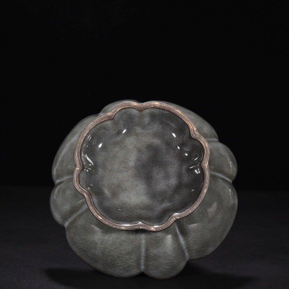 Song Dynasty xikou Guan Kiln Kuikou high-footed fruit plate
