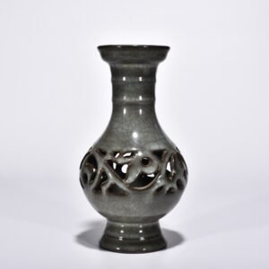 Song Dynasty Xikou official kiln hollow flower pattern vase