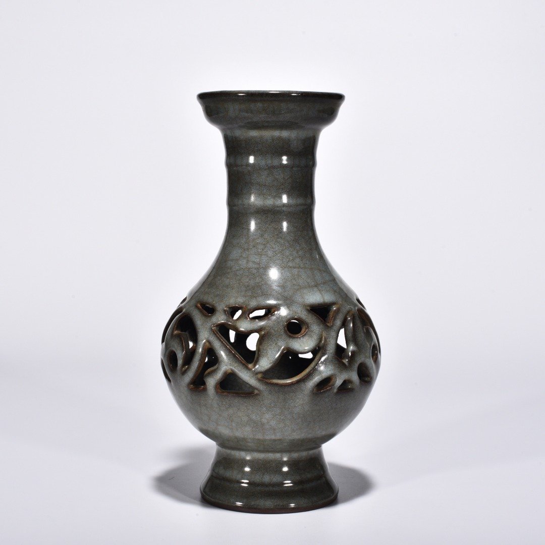 Song Dynasty Xikou official kiln hollow flower pattern vase