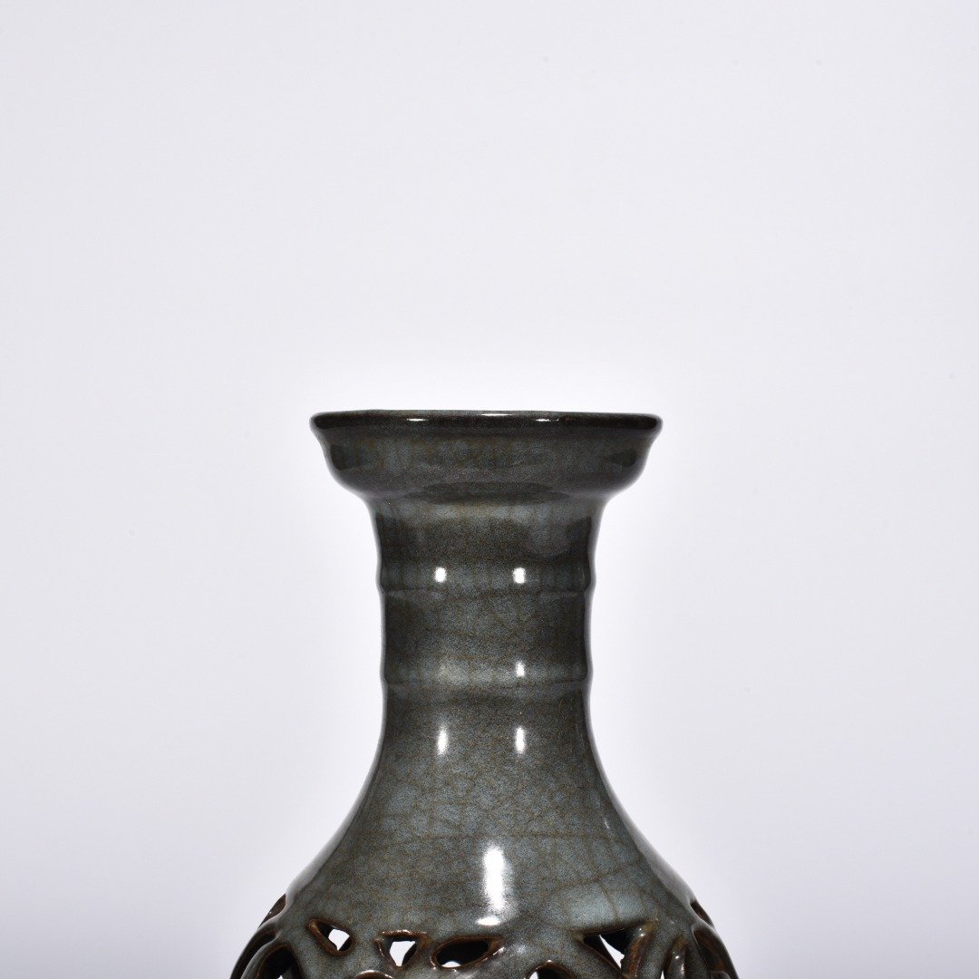 Song Dynasty Xikou official kiln hollow flower pattern vase