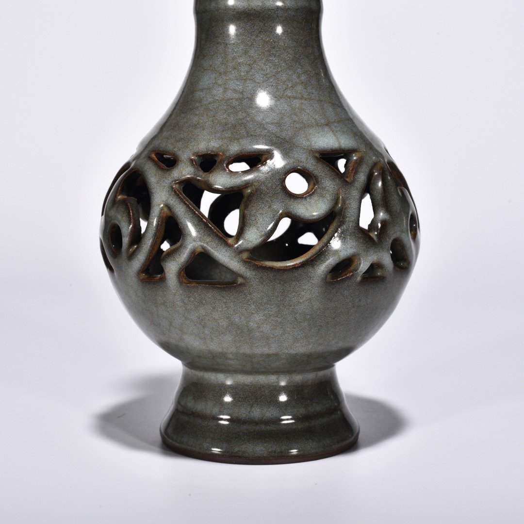Song Dynasty Xikou official kiln hollow flower pattern vase