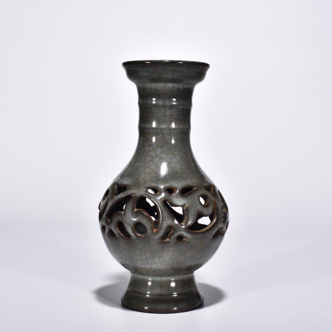 Song Dynasty Xikou official kiln hollow flower pattern vase