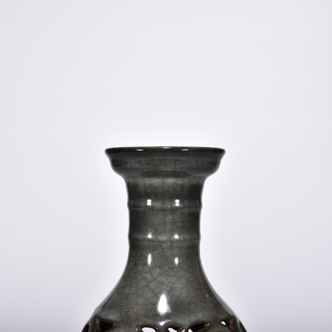 Song Dynasty Xikou official kiln hollow flower pattern vase