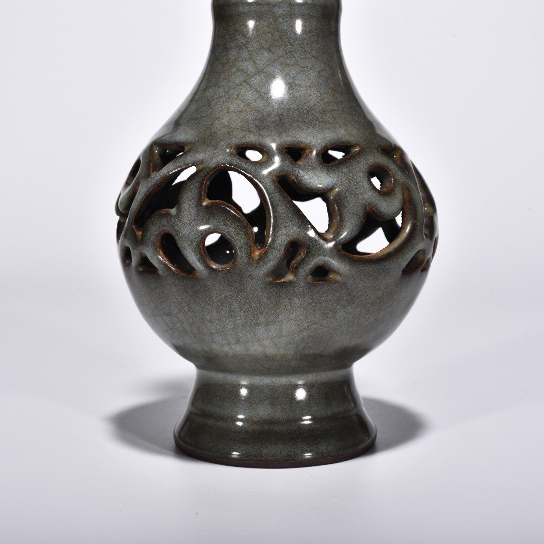 Song Dynasty Xikou official kiln hollow flower pattern vase