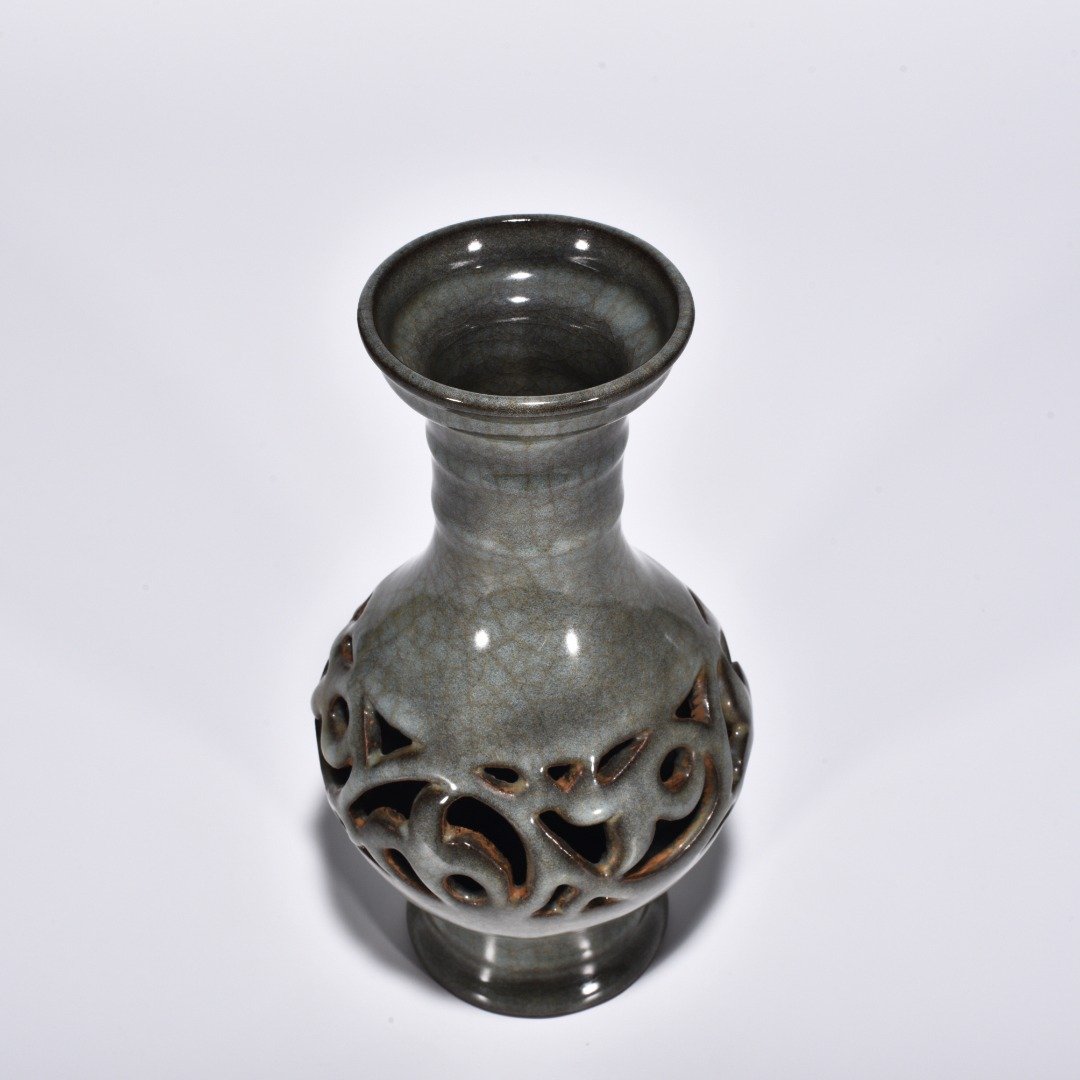 Song Dynasty Xikou official kiln hollow flower pattern vase