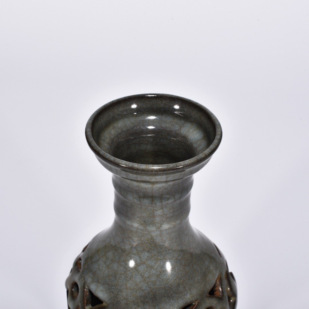 Song Dynasty Xikou official kiln hollow flower pattern vase