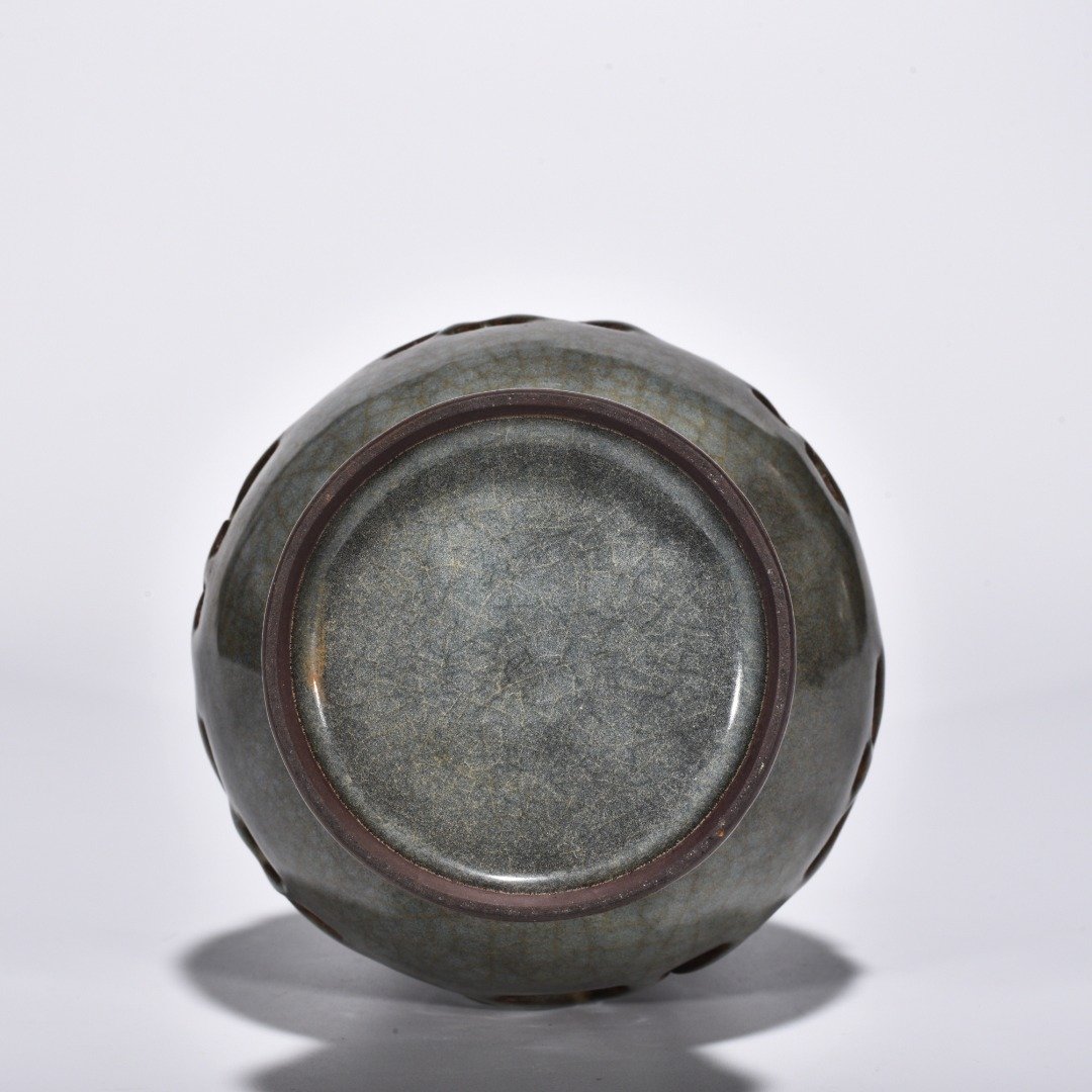 Song Dynasty Xikou official kiln hollow flower pattern vase