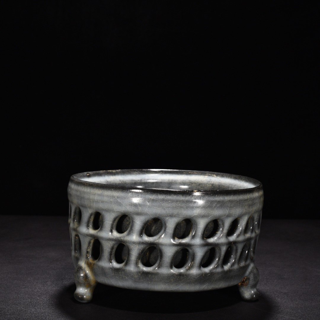 Song Dynasty Xikou kiln hollow three-legged furnace