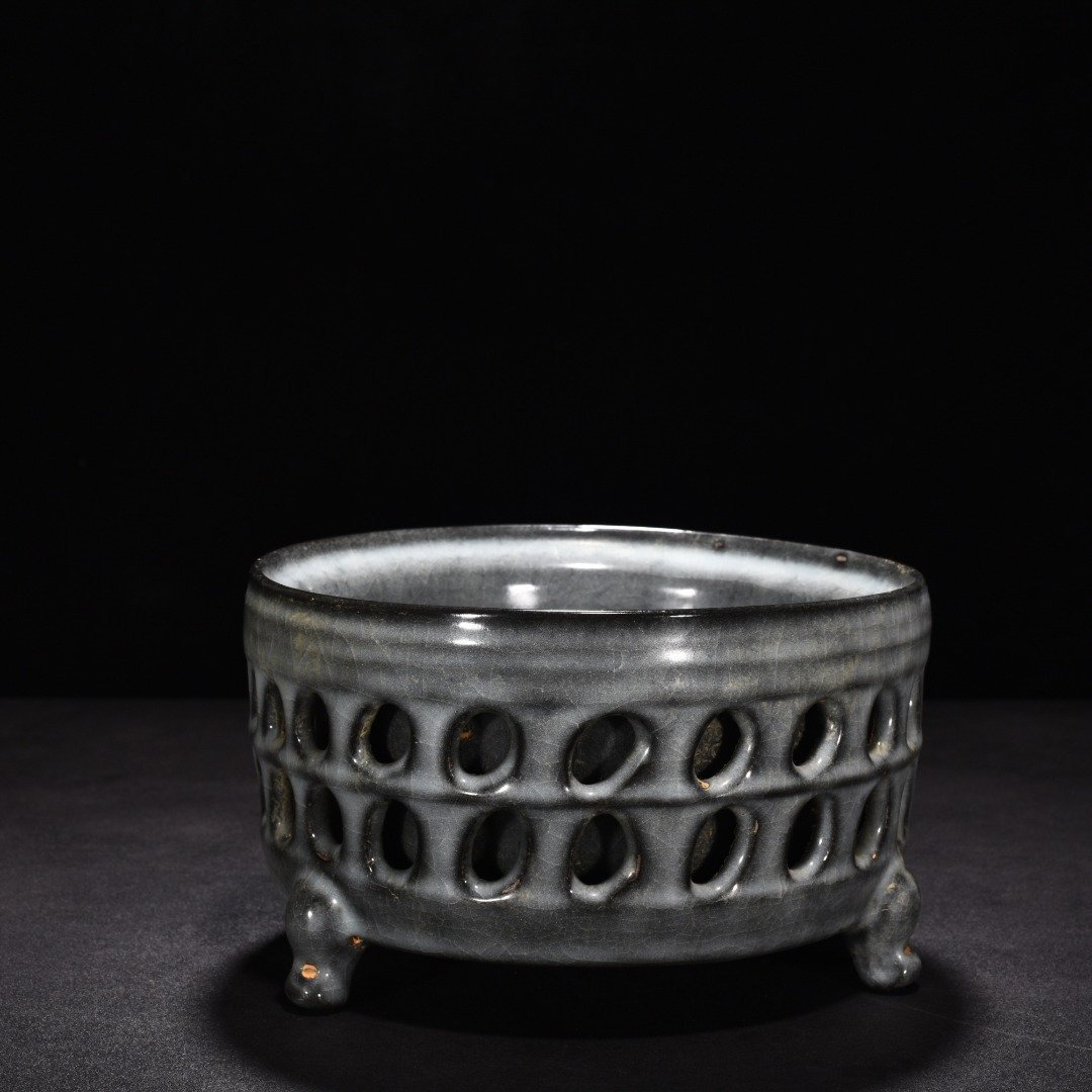 Song Dynasty Xikou kiln hollow three-legged furnace