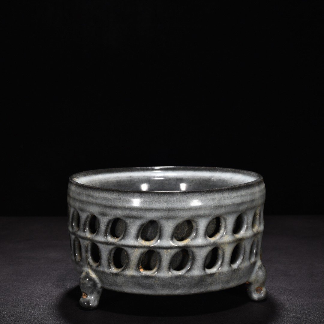 Song Dynasty Xikou kiln hollow three-legged furnace