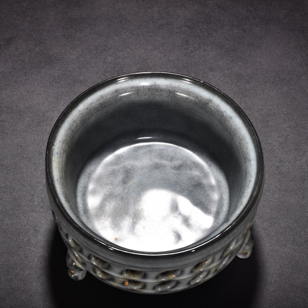 Song Dynasty Xikou kiln hollow three-legged furnace