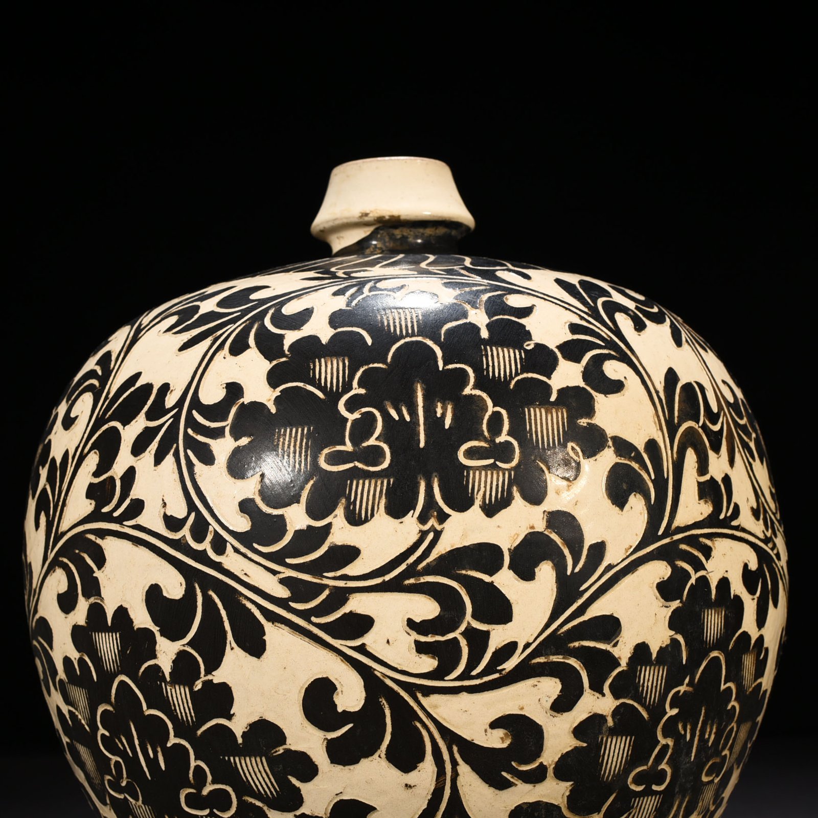 Song Dynasty Cizhou kiln white ground engraved black tangled peony pattern Dulu vase