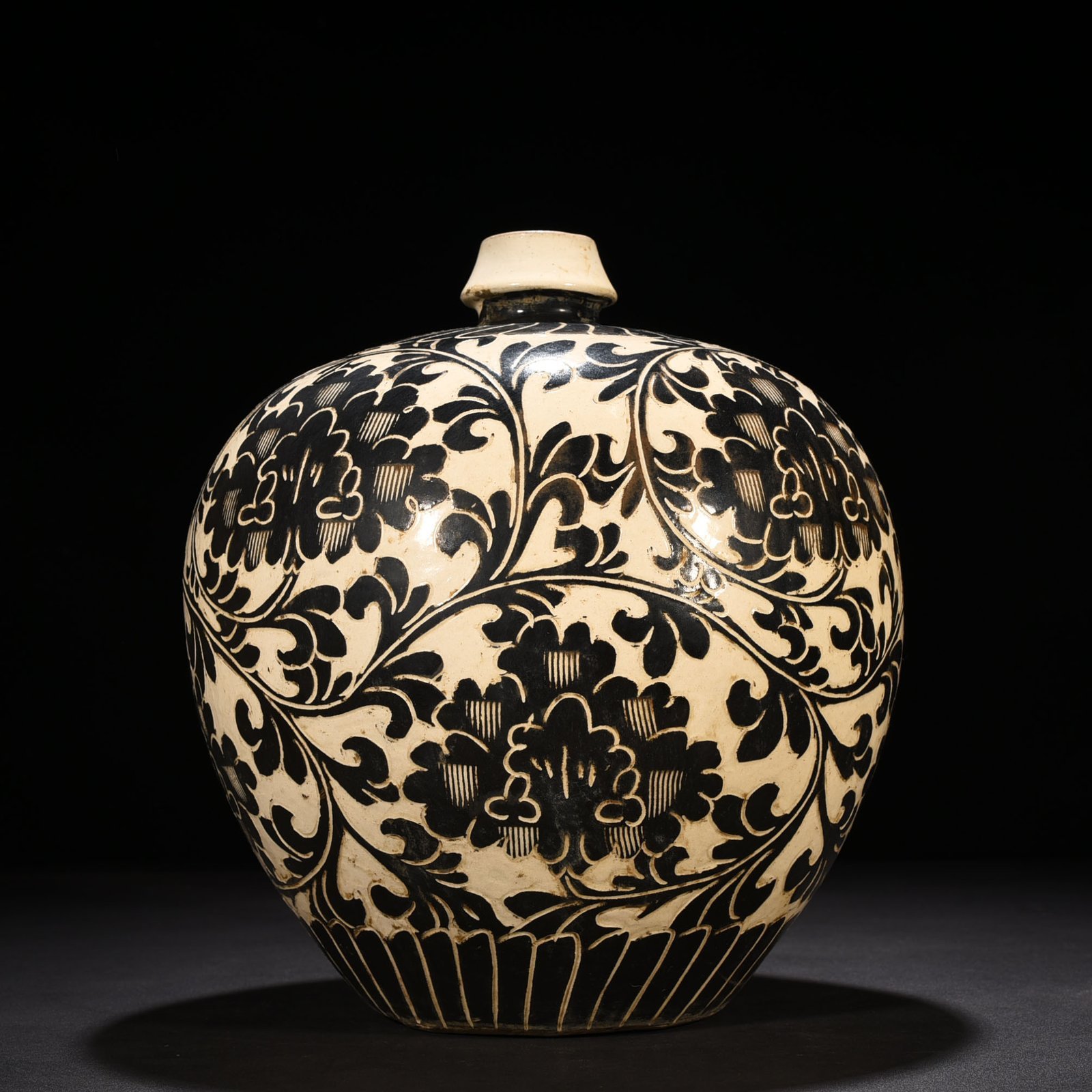 Song Dynasty Cizhou kiln white ground engraved black tangled peony pattern Dulu vase
