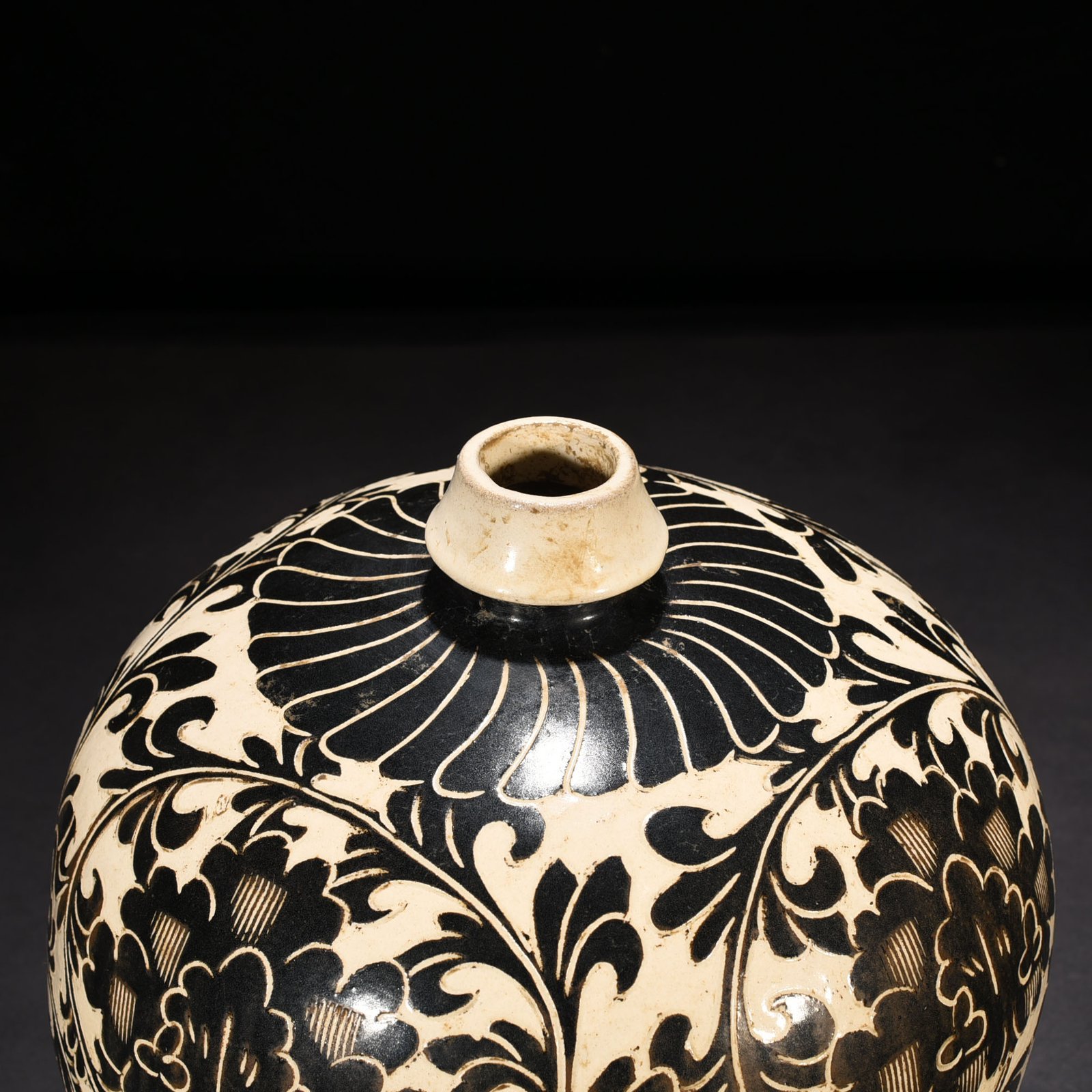 Song Dynasty Cizhou kiln white ground engraved black tangled peony pattern Dulu vase