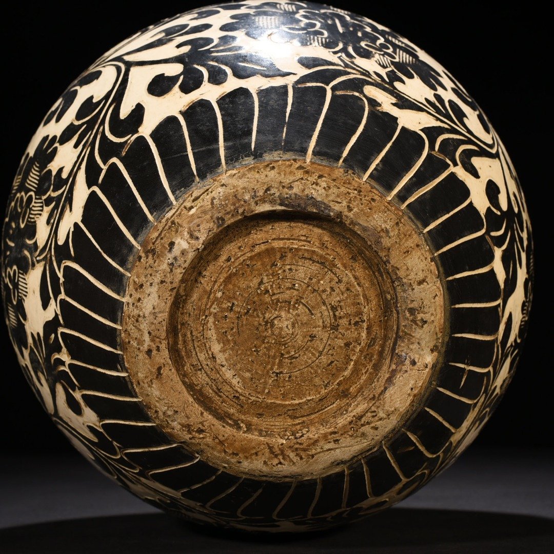 Song Dynasty Cizhou kiln white ground engraved black tangled peony pattern Dulu vase