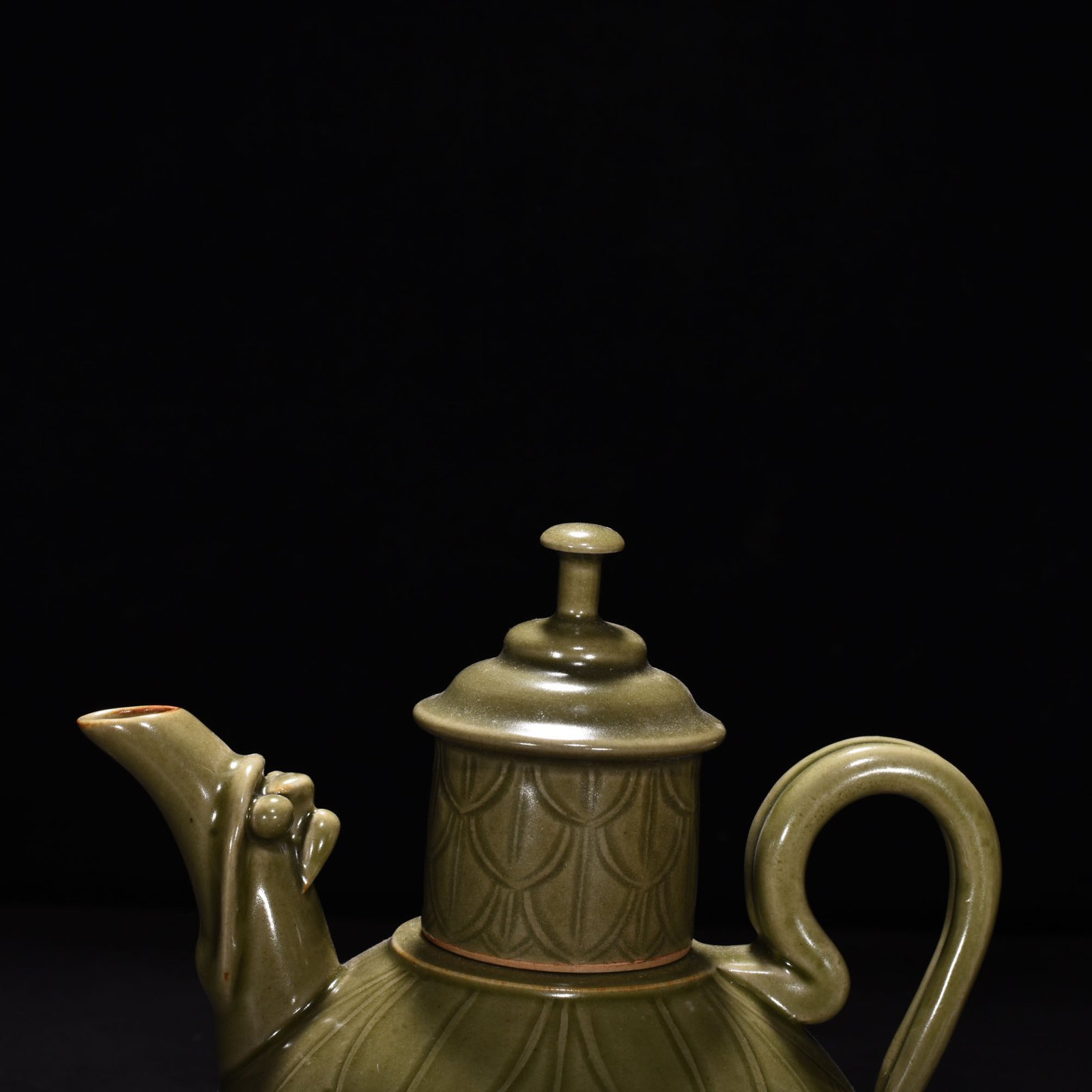 Song Dynasty secret color Yue kiln celadon melon-edge line ewer