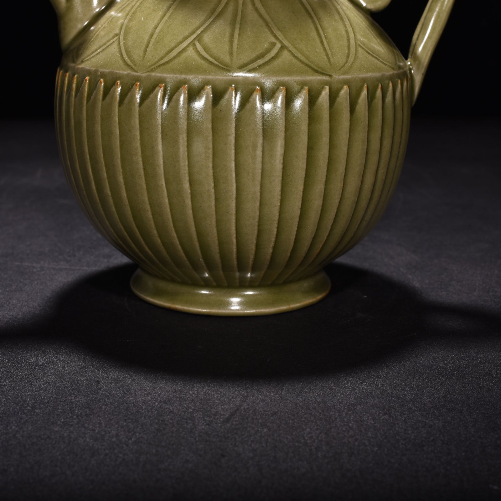 Song Dynasty secret color Yue kiln celadon melon-edge line ewer