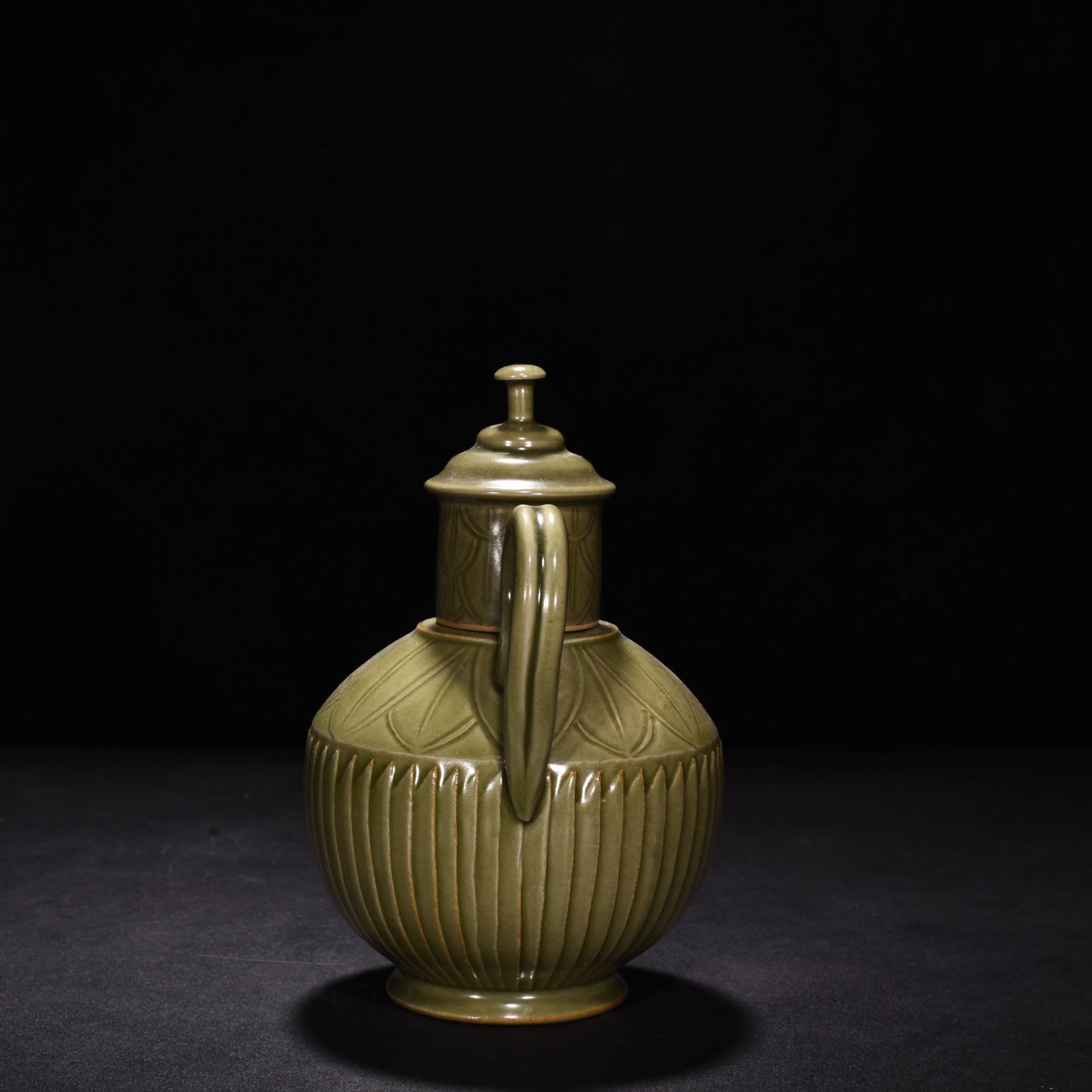 Song Dynasty secret color Yue kiln celadon melon-edge line ewer
