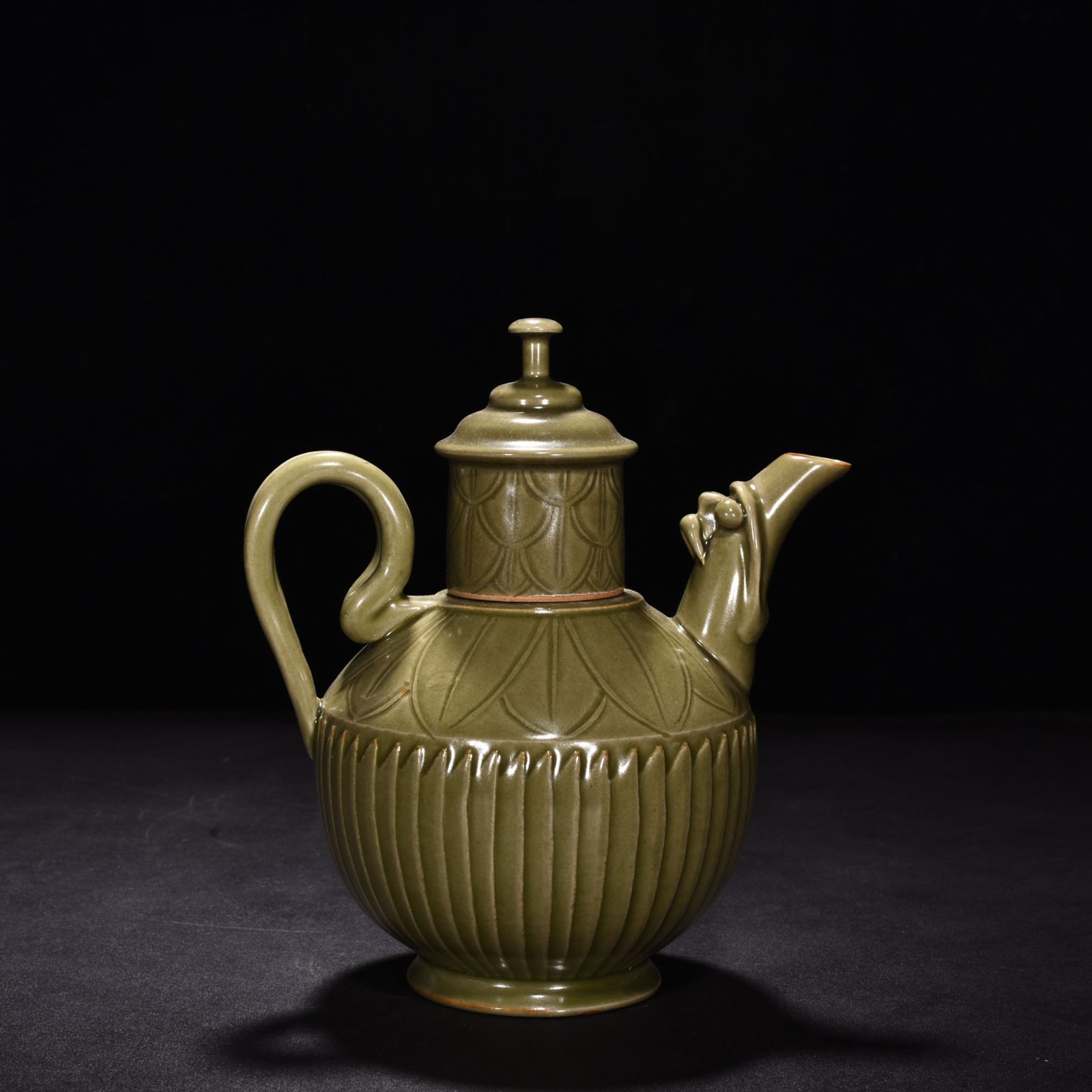 Song Dynasty secret color Yue kiln celadon melon-edge line ewer