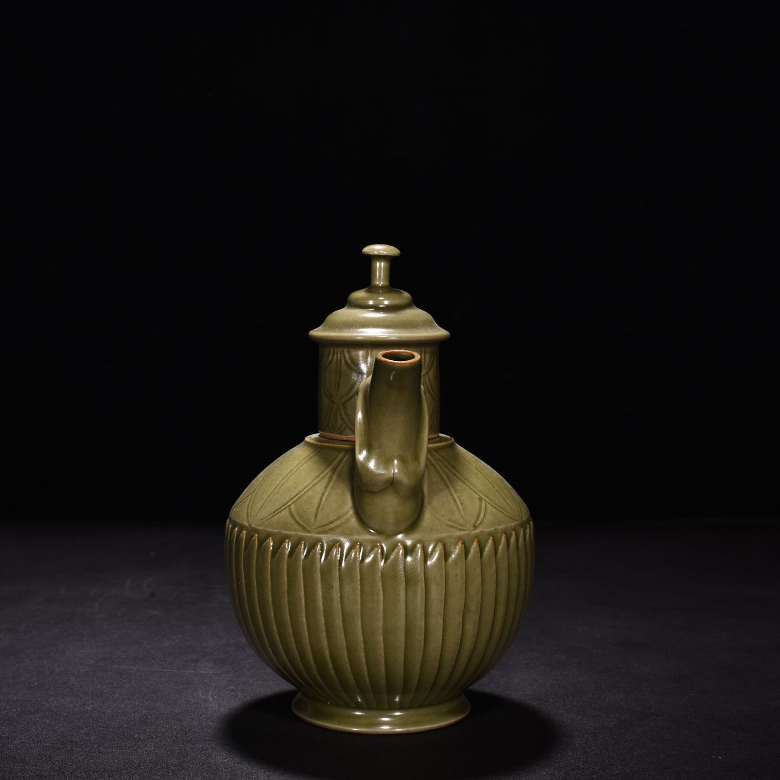 Song Dynasty secret color Yue kiln celadon melon-edge line ewer