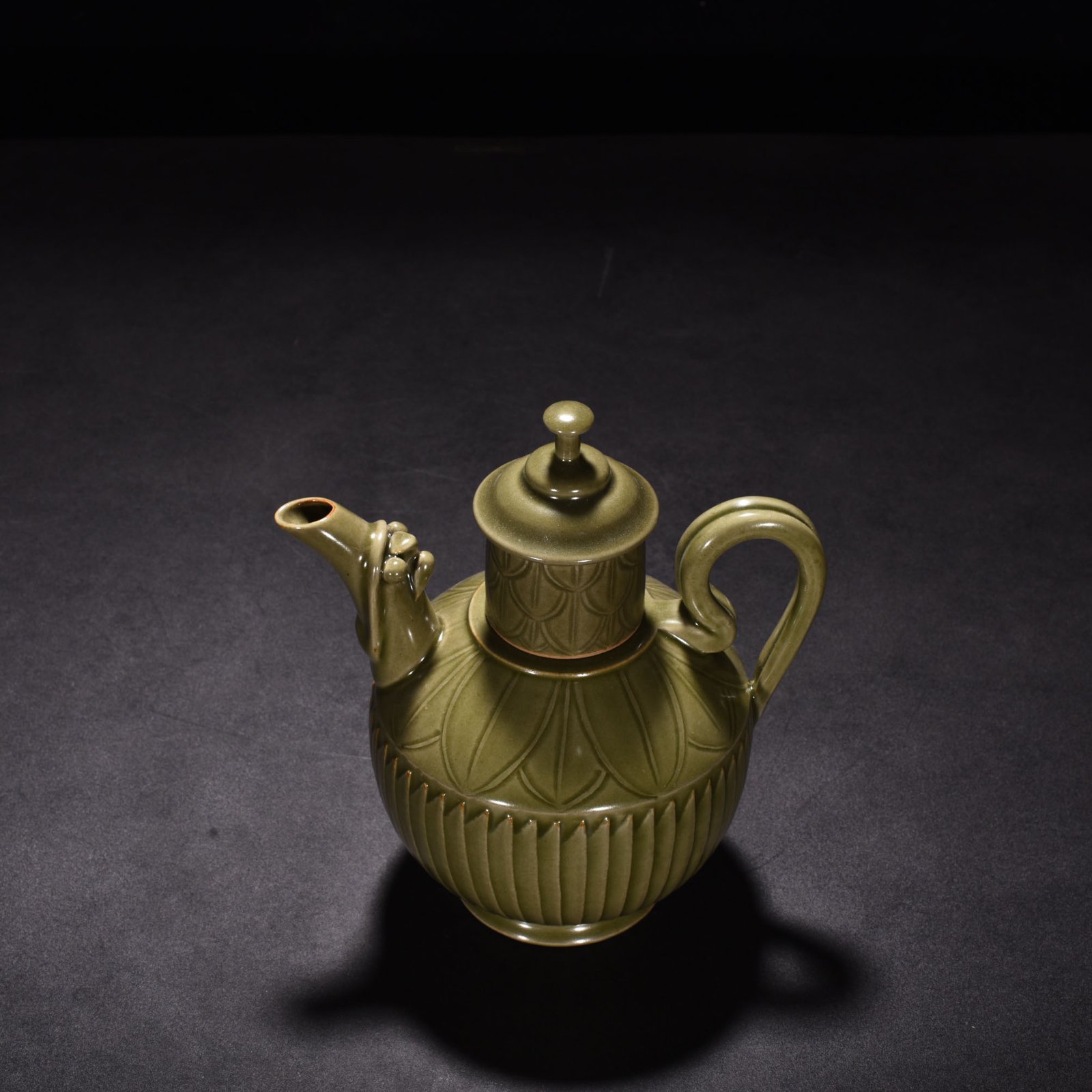 Song Dynasty secret color Yue kiln celadon melon-edge line ewer