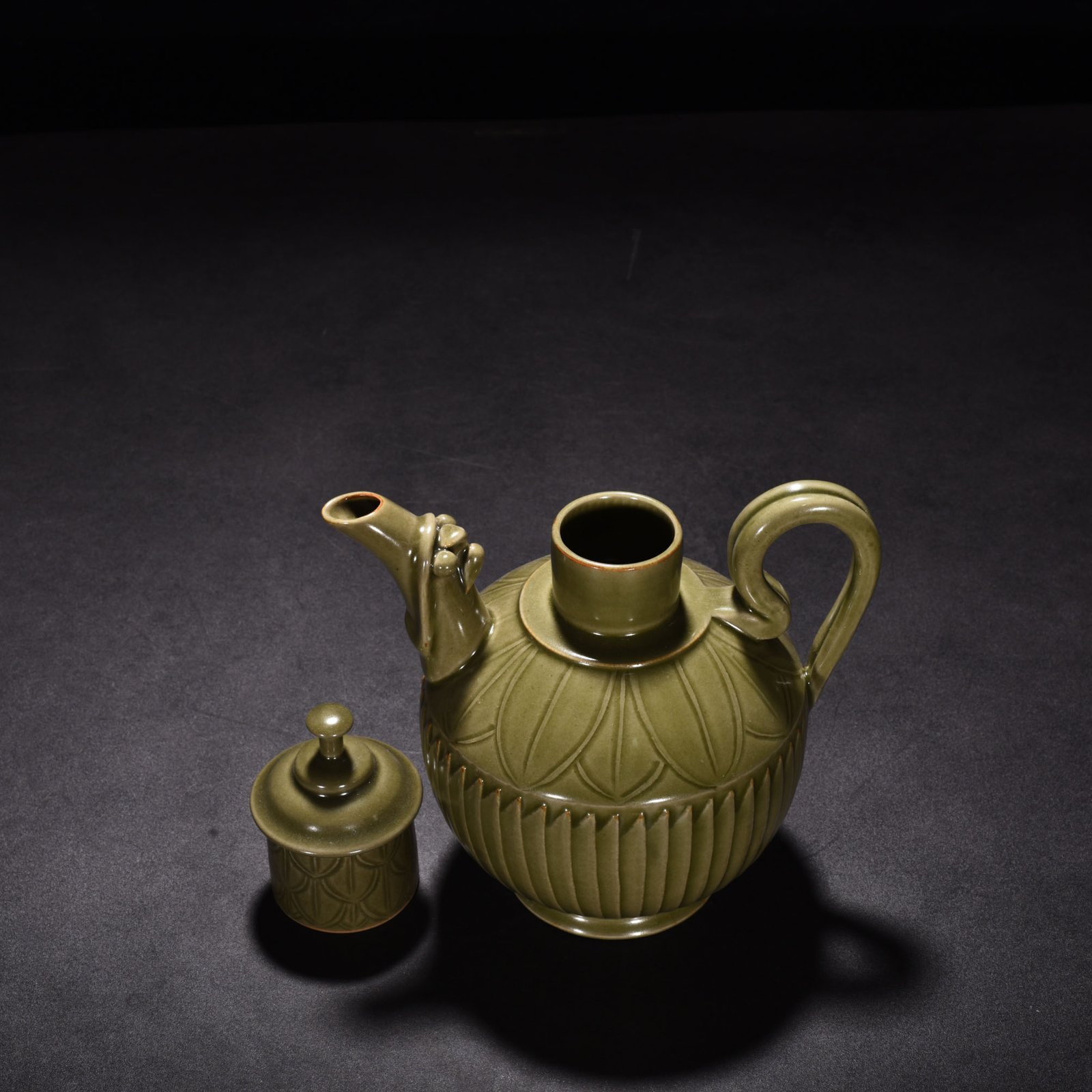 Song Dynasty secret color Yue kiln celadon melon-edge line ewer