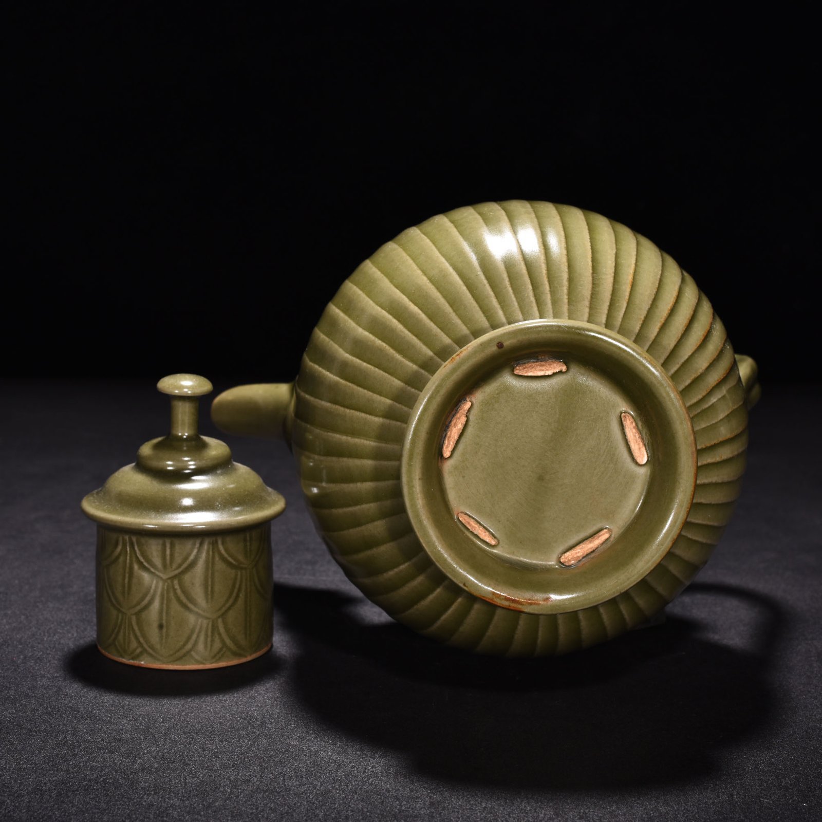 Song Dynasty secret color Yue kiln celadon melon-edge line ewer