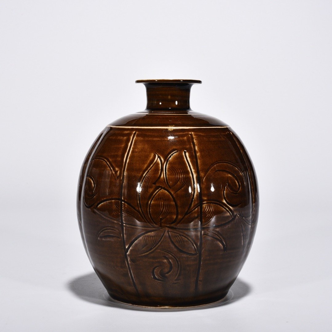 Song Dynasty purple engraved Tubo statue with floral pattern