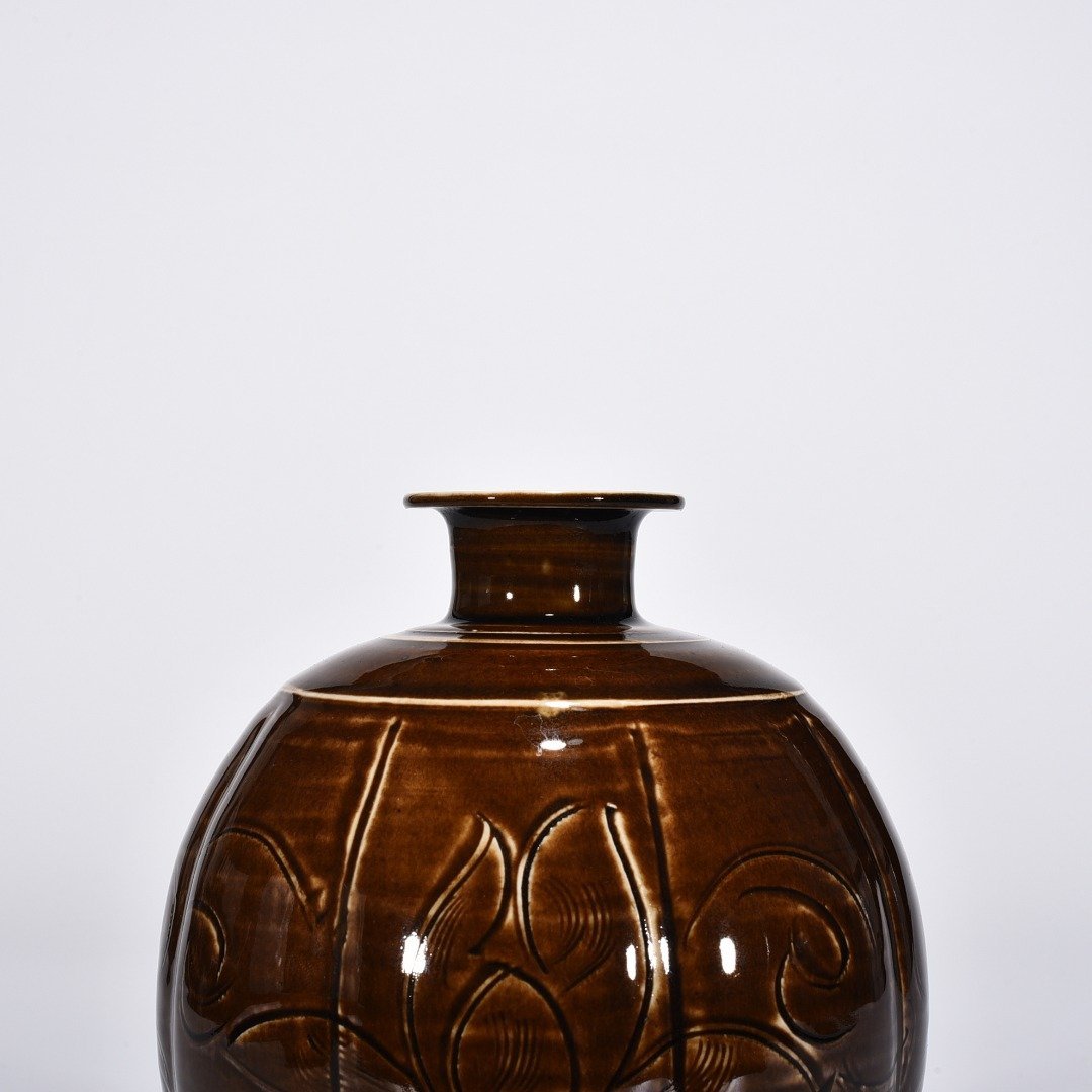 Song Dynasty purple engraved Tubo statue with floral pattern
