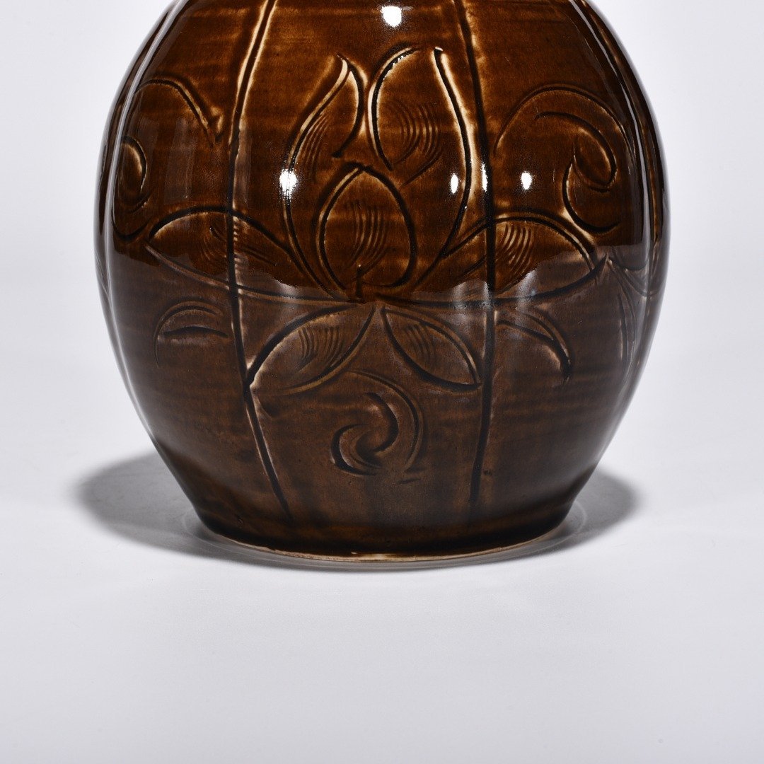 Song Dynasty purple engraved Tubo statue with floral pattern